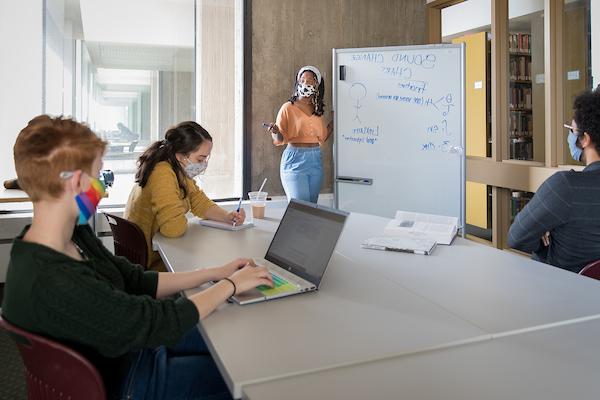 Four students in a study room in Michener 图书馆